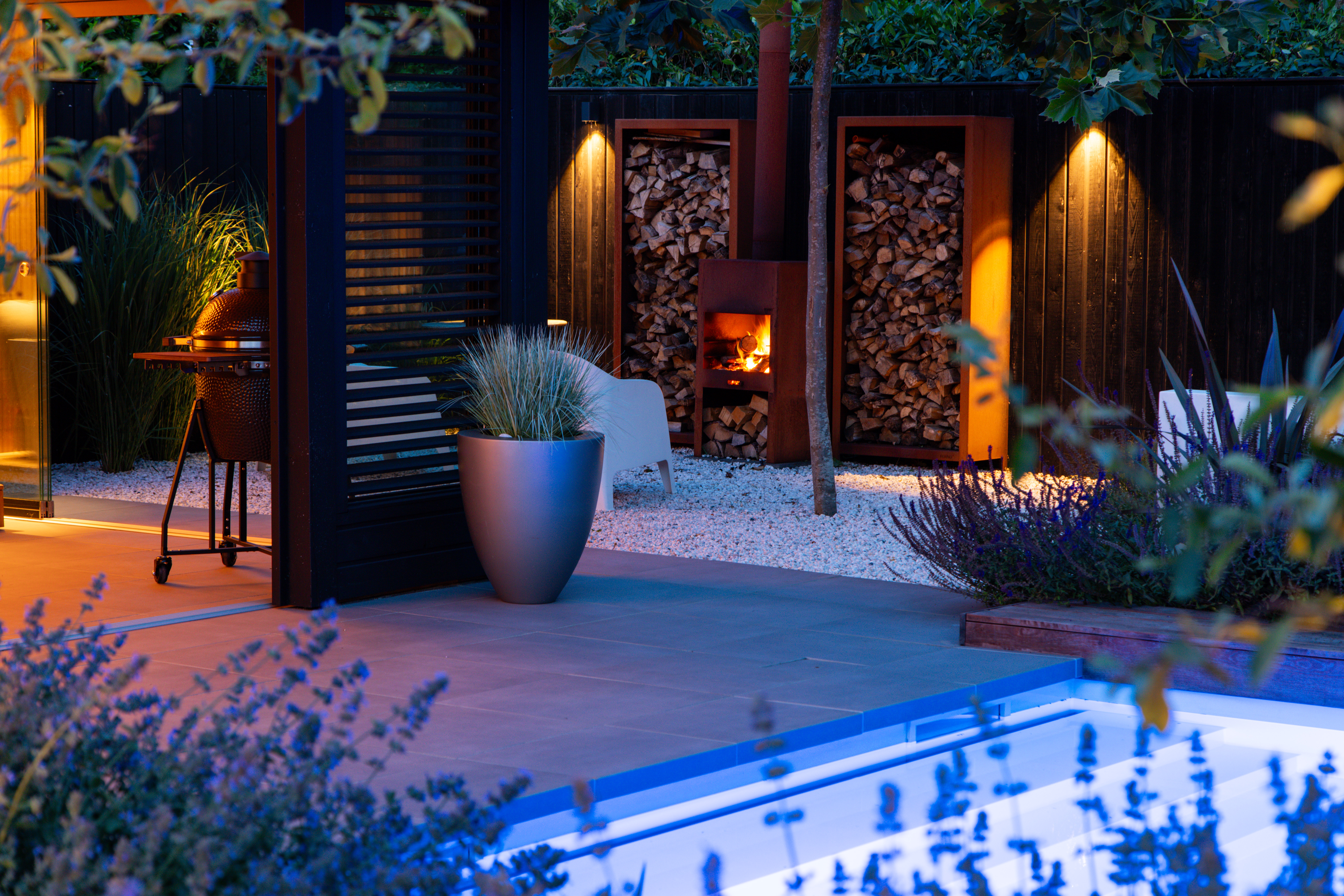 Harmonieus zwembadontwerp in tuin